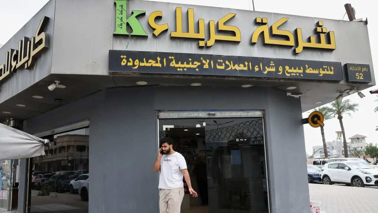 استقرار أسعار الدولار مقابل الدينار العراقي في تعاملات السوقين ليوم الاثنين